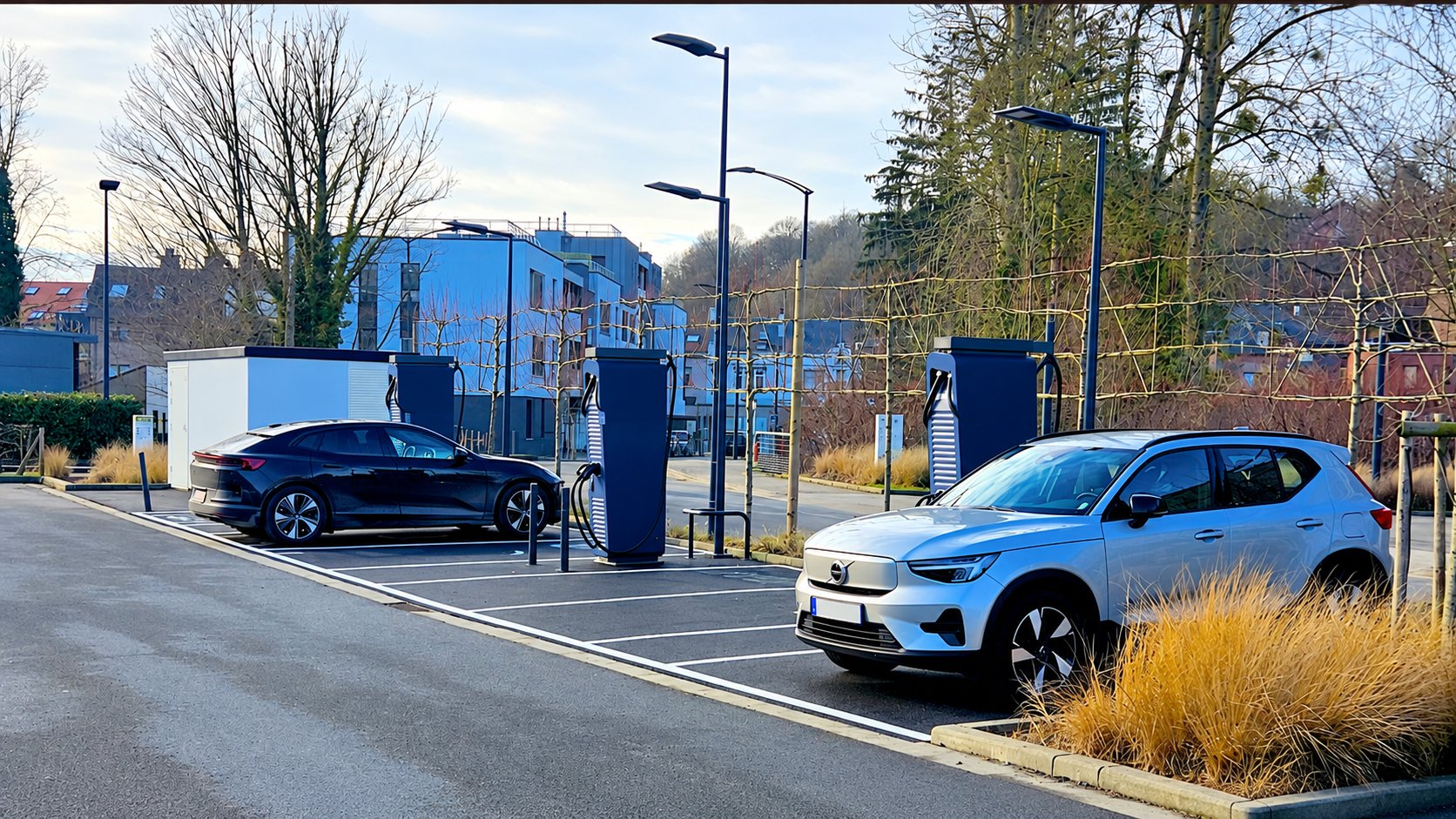 Station belge en service avec plusieurs bornes rapides et deux véhicules électriques